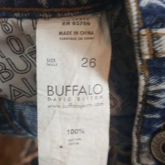 Cute acid wash Buffalo Jean shorts - Picture 3 of 3